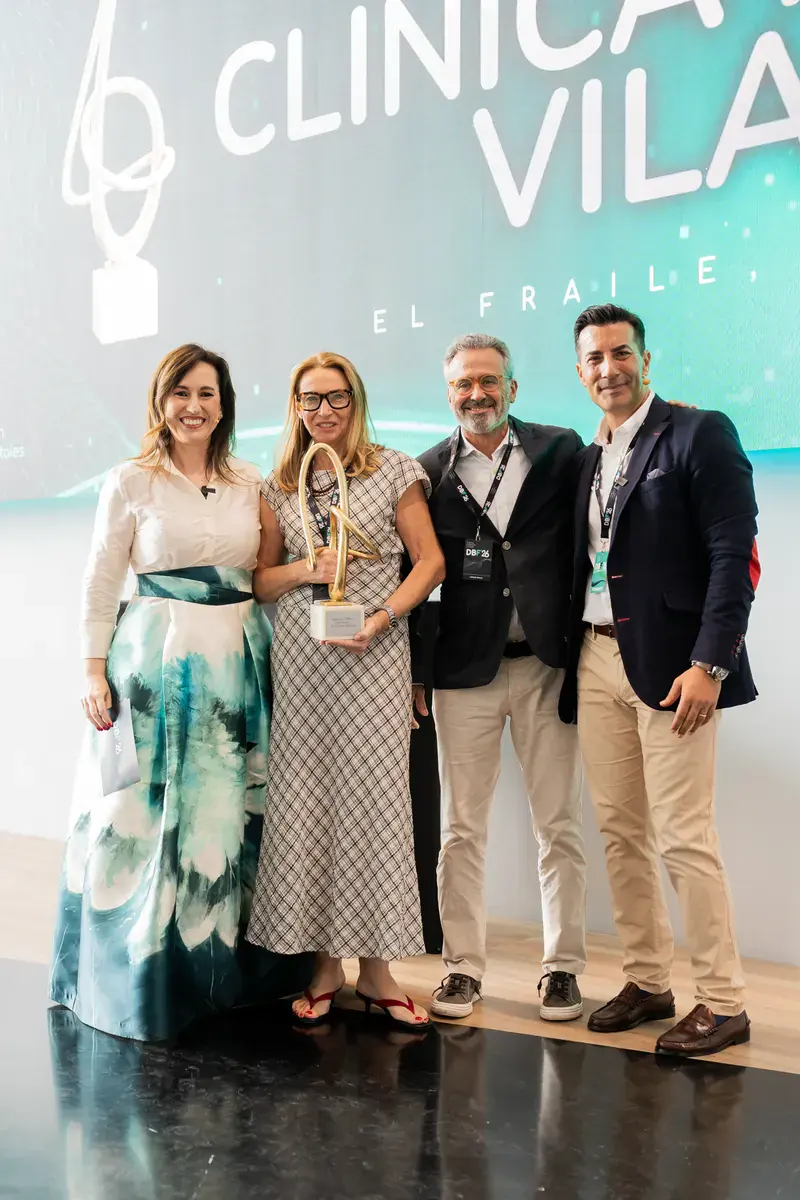 Clínica Agulló Vilaró recogiendo el Galardón DBF al Liderazgo y Cultura de Equipo