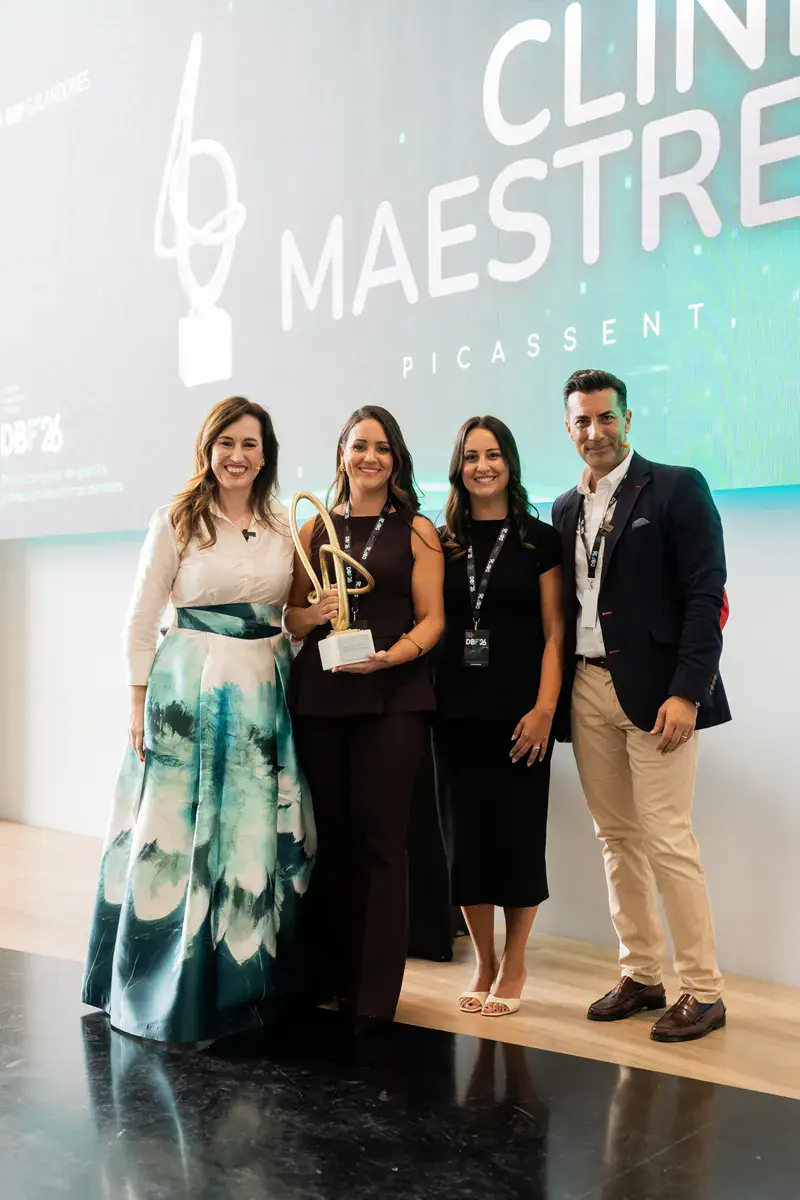 Clínica Maestre Plaza recogiendo el Galardón DBF a la Eficiencia Empresarial
