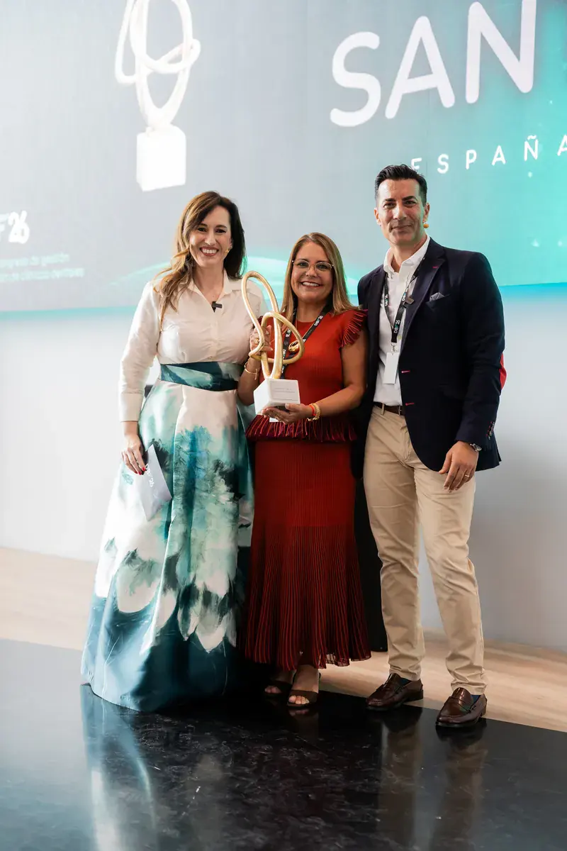 Grupo Santident recogiendo el Galardón DBF al Desarrollo Empresarial