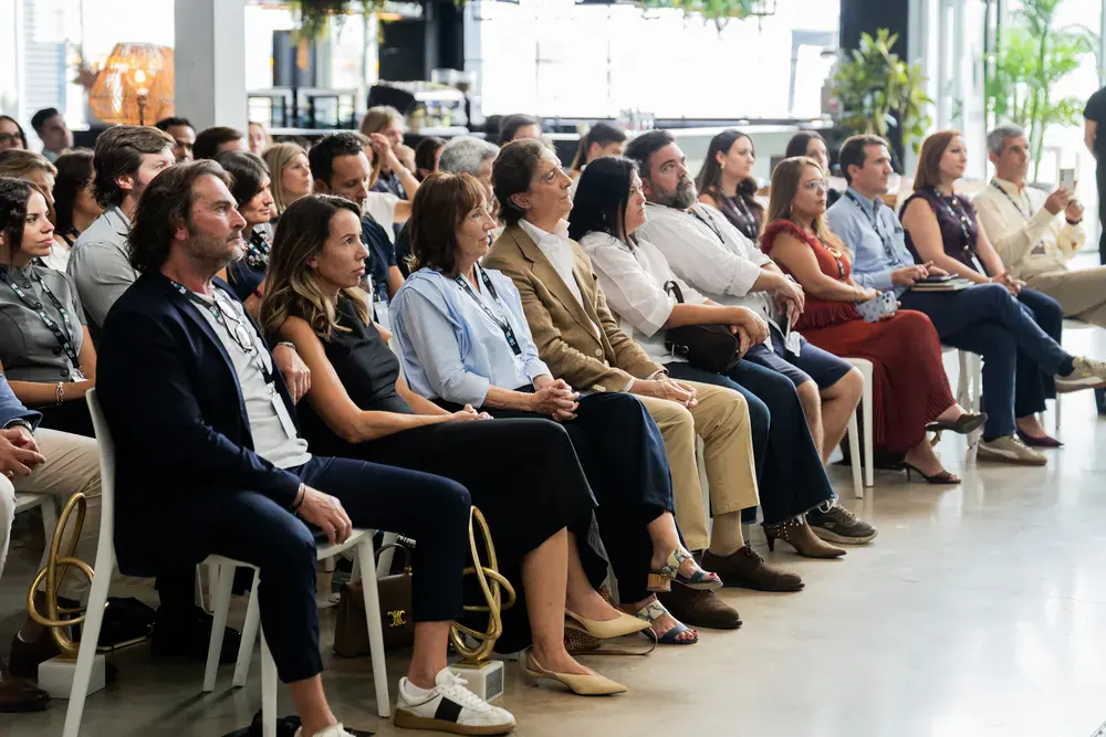 Público aplaudiendo durante la entrega de los Galardones DBF